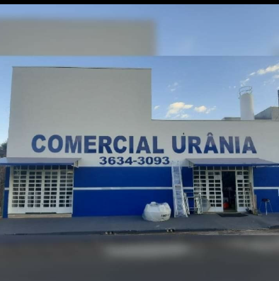 Fachada azul e branca da loja Comercial Urânia